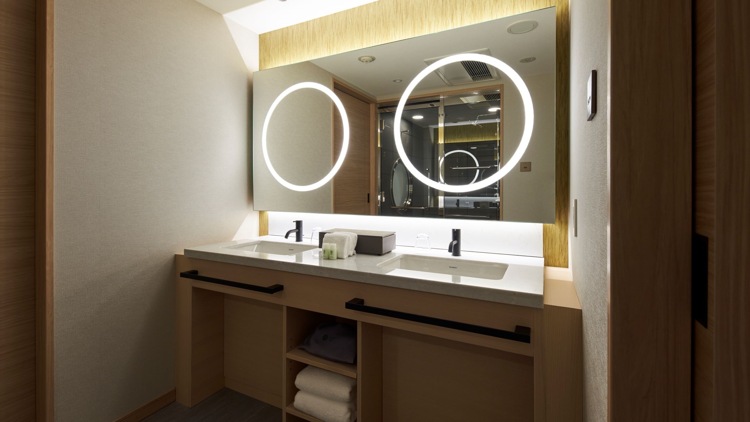 [Guest room] Corner deluxe twin (with washbasin)