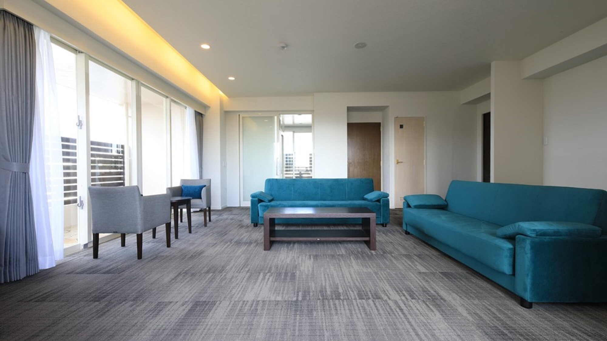 [Phòng suite cao cấp] Phòng suite cao cấp rộng 100 mét vuông có phòng khách rộng rãi và phòng tắm có bồn tắm nước nóng.