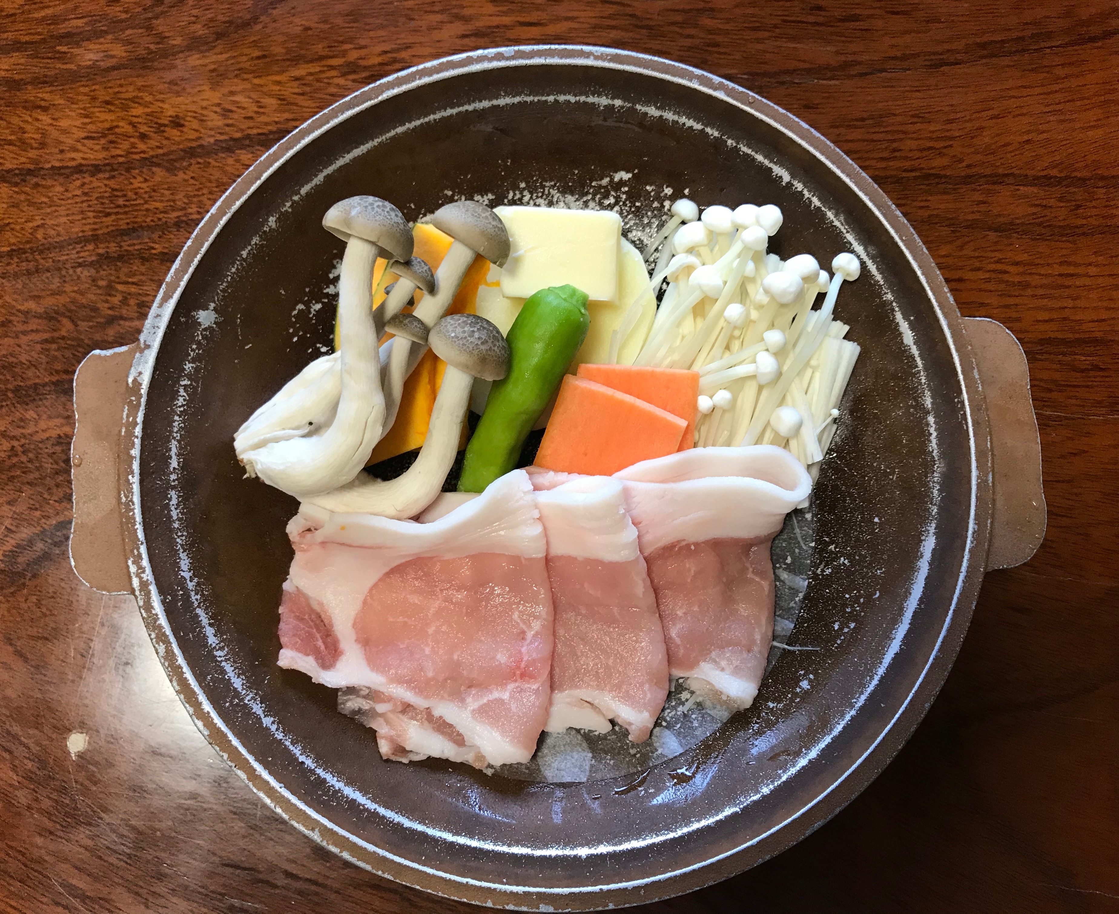 陶瓷盘上烤猪肉和蔬菜