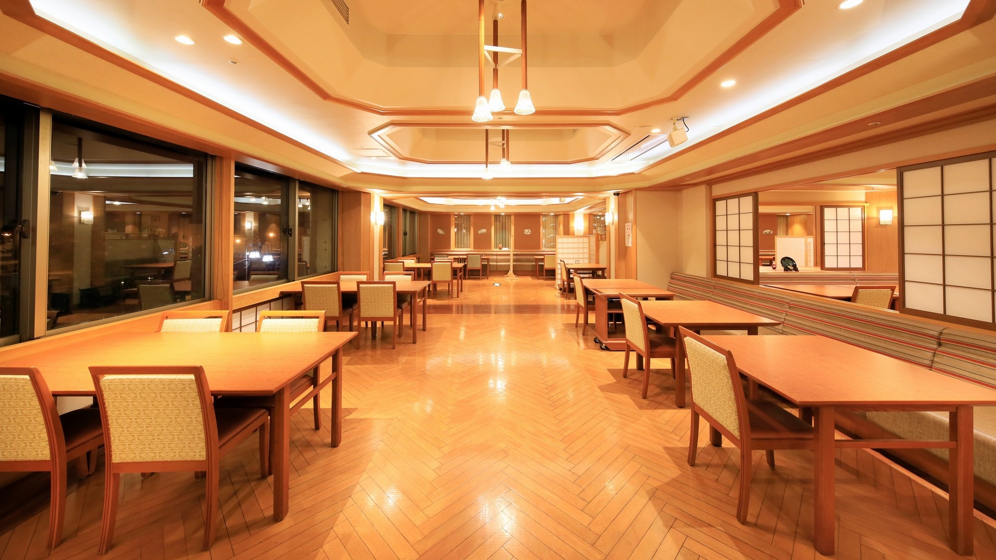 [Dining venue] "Japanese Dining Fuyou" is a spacious restaurant with a total of 140 seats.