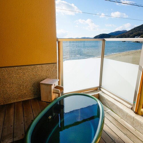 Guest room with open-air bath