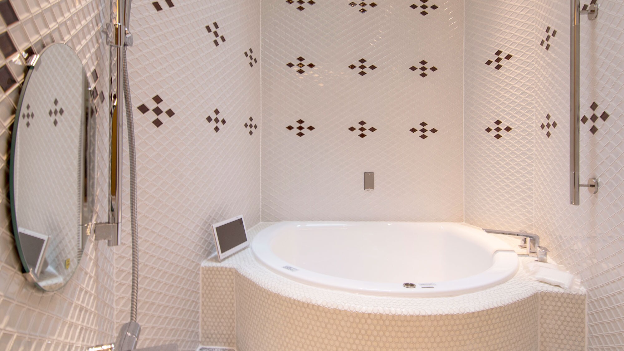[Main building common/Western-style bathroom] We recommend opening the window and looking out at the abundant nature. *This is not a hot spring.