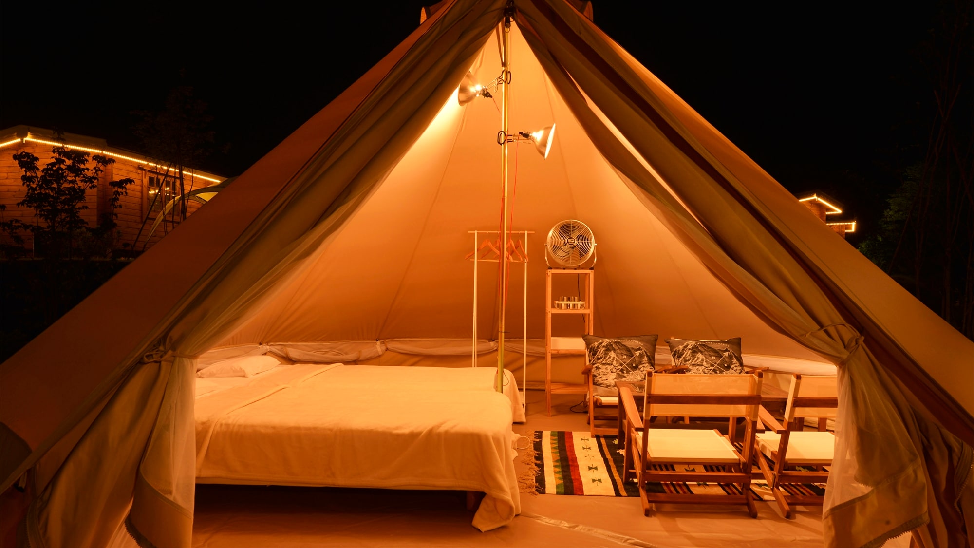 [Comfort TENT] Looks even more cute at night! Enjoy glamping in a triangular tent illuminated by lights