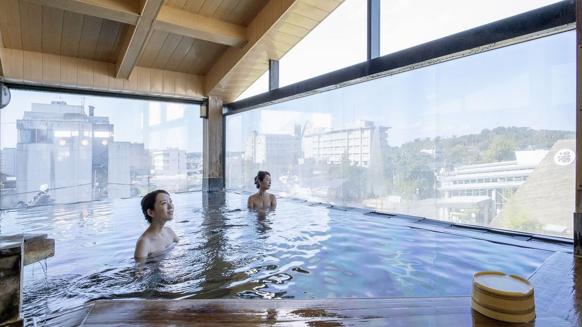 [Hinoki open-air bath with a view] *Visiting the large public bath, open-air bath, and annex baths is also free!