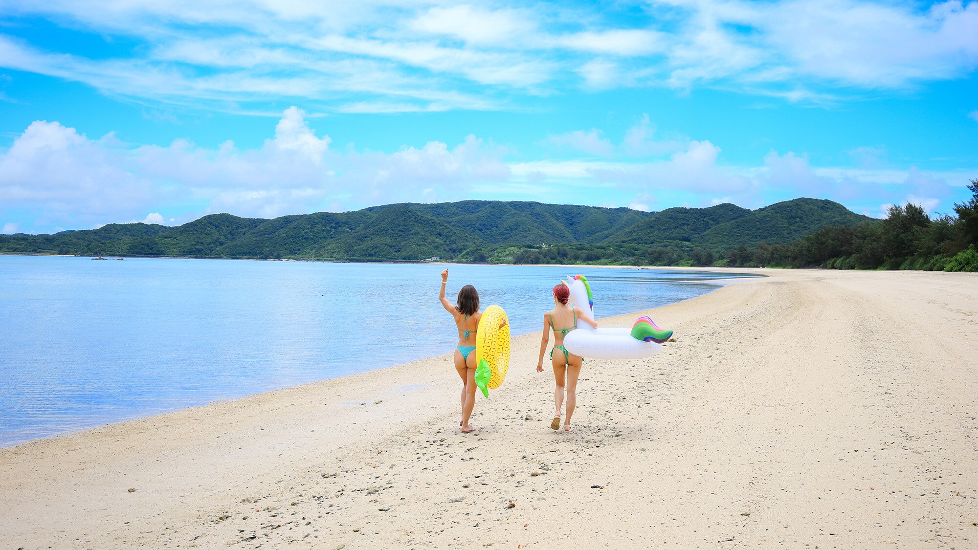 ・[Private Beach] Relax and enjoy the slow pace of island life under the expansive blue sky.