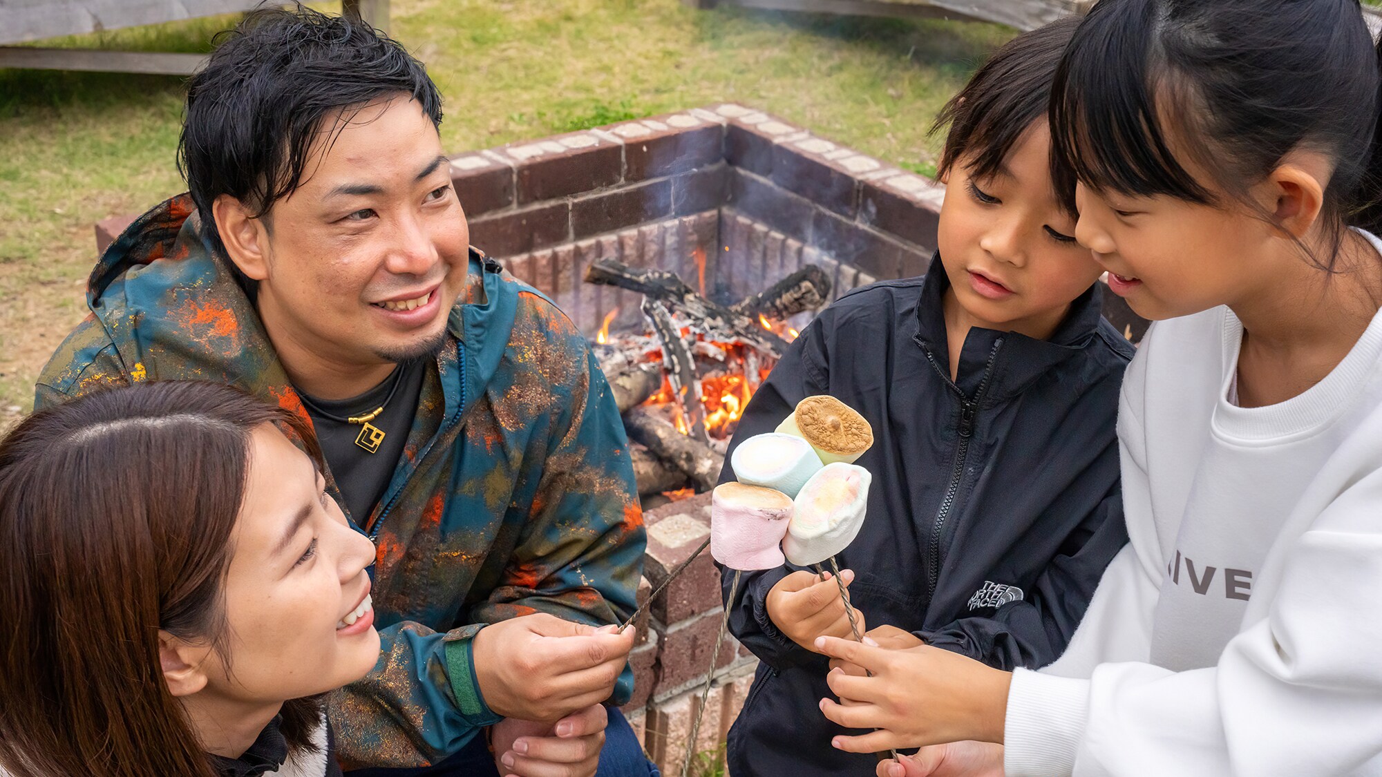 공용 공간에서 부정기에 캠프 파이어도 개최. 토로~리 뜨거운 구운 마시멜로, 화상에 주의!