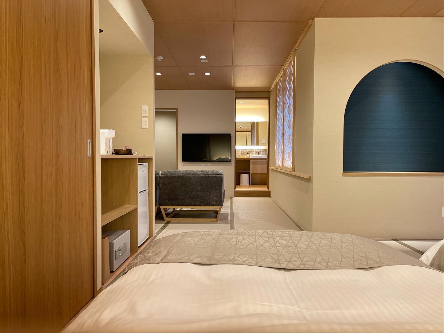 Semi-suite with open-air bath