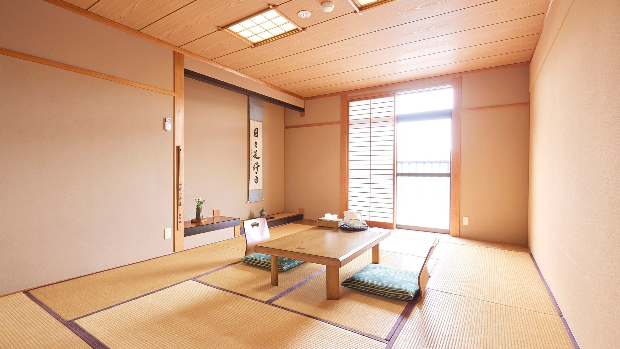・ In a Japanese-style room without a TV, you can feel Japanese with all five senses.