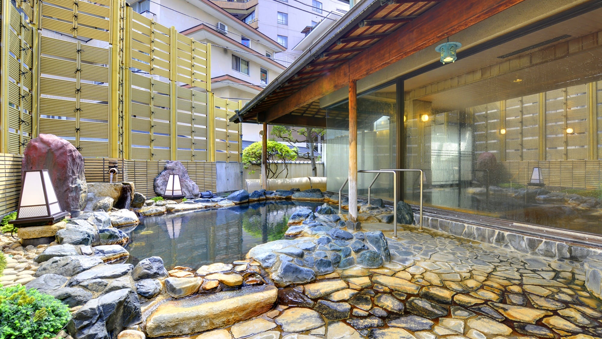 * Tonokata露天浴池。男女公共浴池均為100%天然溫泉，無需加熱。當然，它歸私人來源所有。