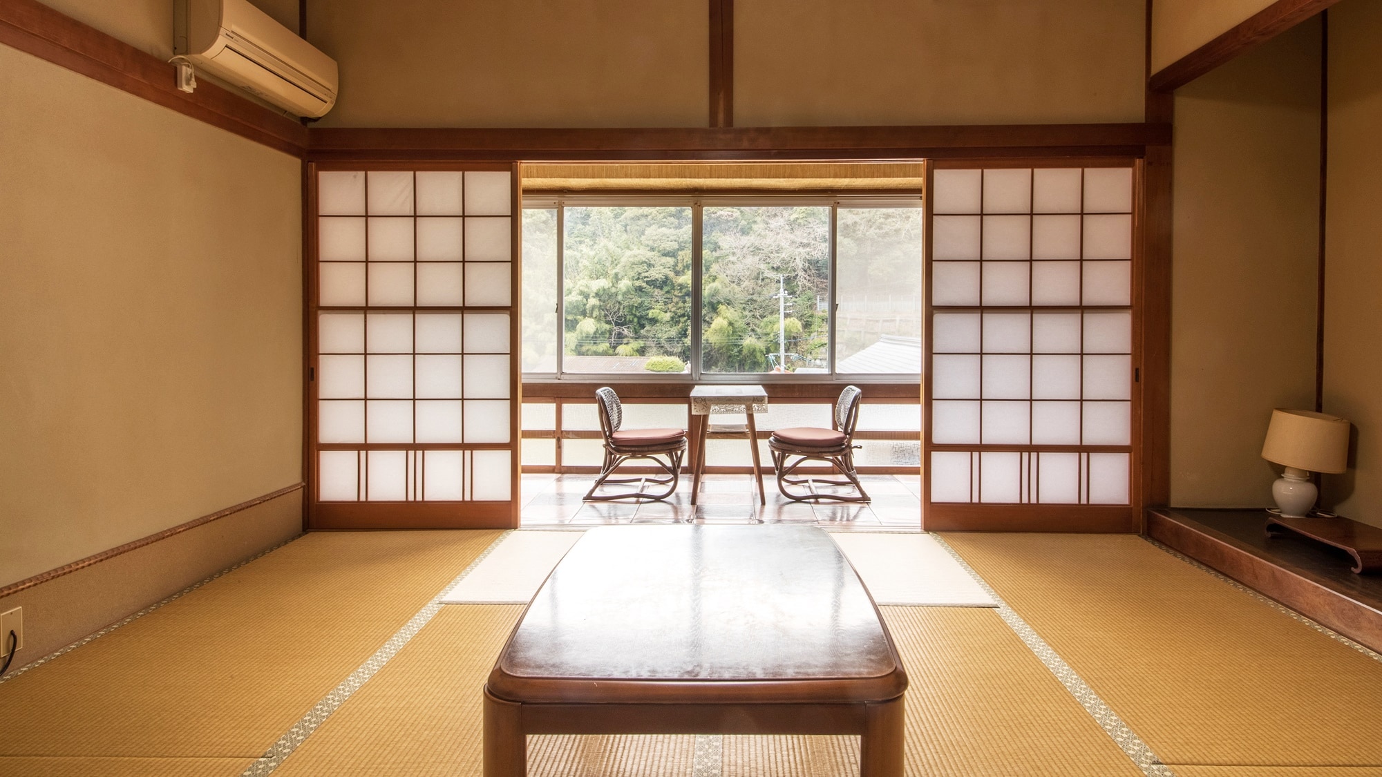 *[8 tatami Japanese-style room] It's nice to relax on the sunny veranda.