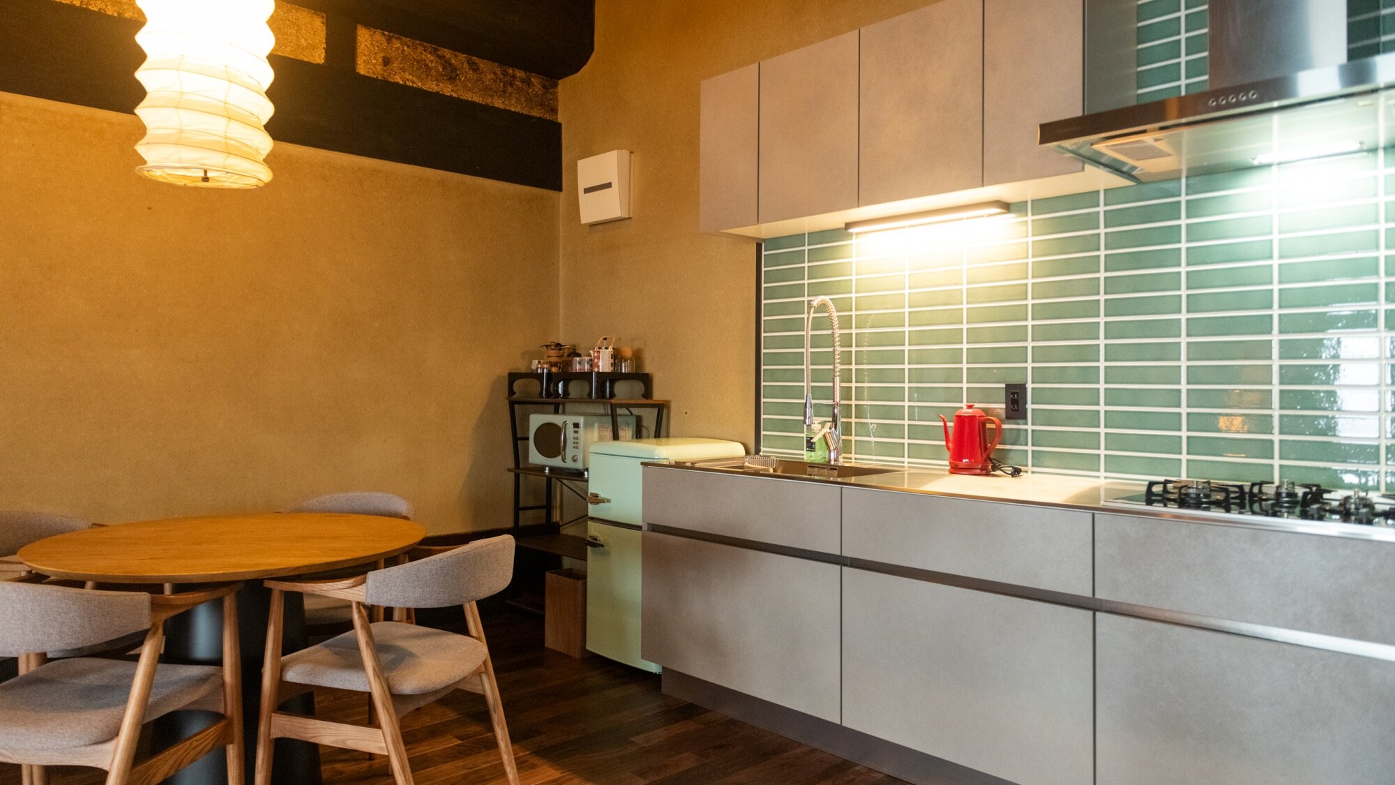 [Hotaru-bi Building, Main Building 102] Kitchen. You can buy ingredients at the village station "Tanasen" where the front building is located.