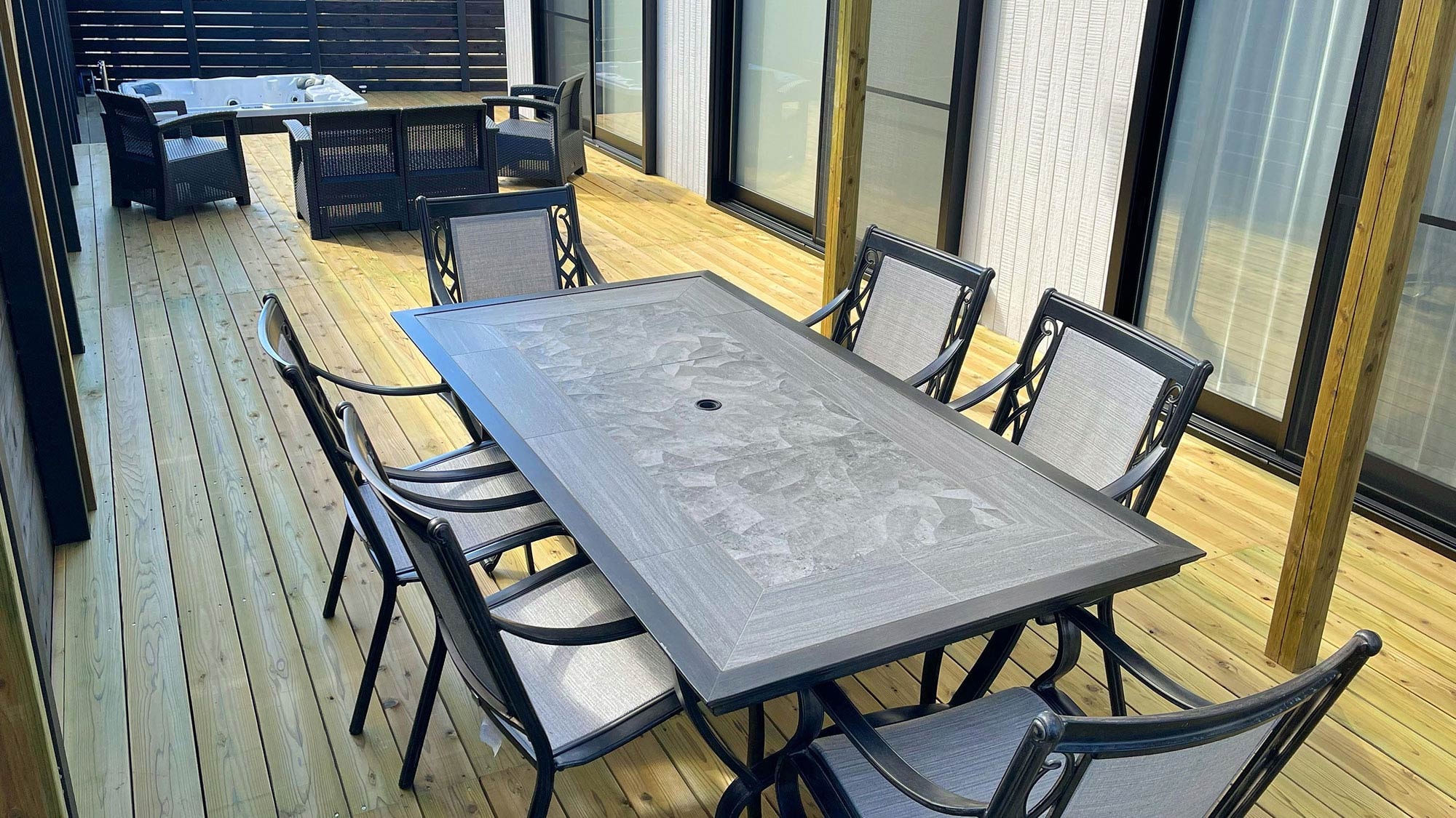 ・[Terrace/Table] A large table is available on the terrace. Enjoy lively conversation while enjoying a BBQ or outdoor meal.