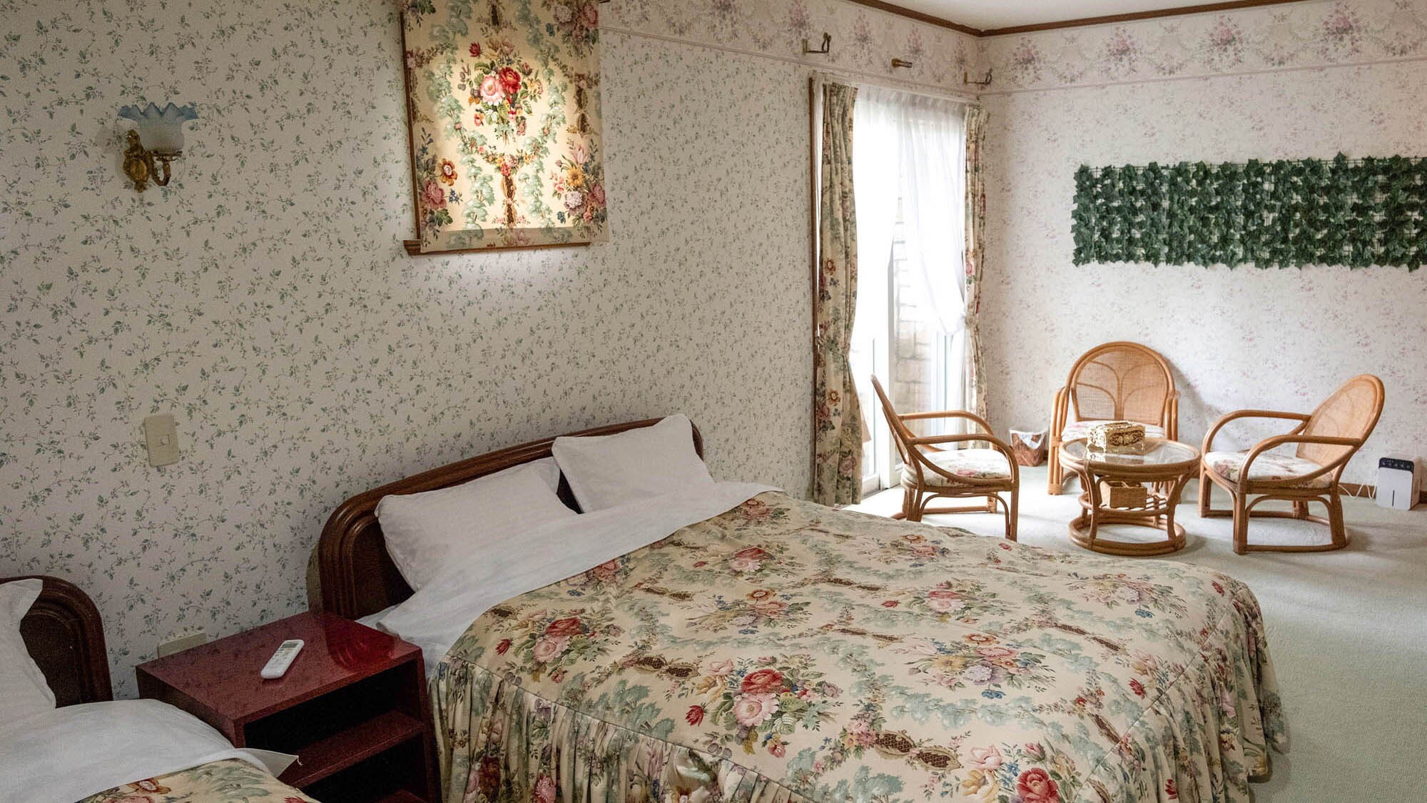 • [New Wing Family Room] Equipped with a single and a double bed (※The image may vary depending on the room)