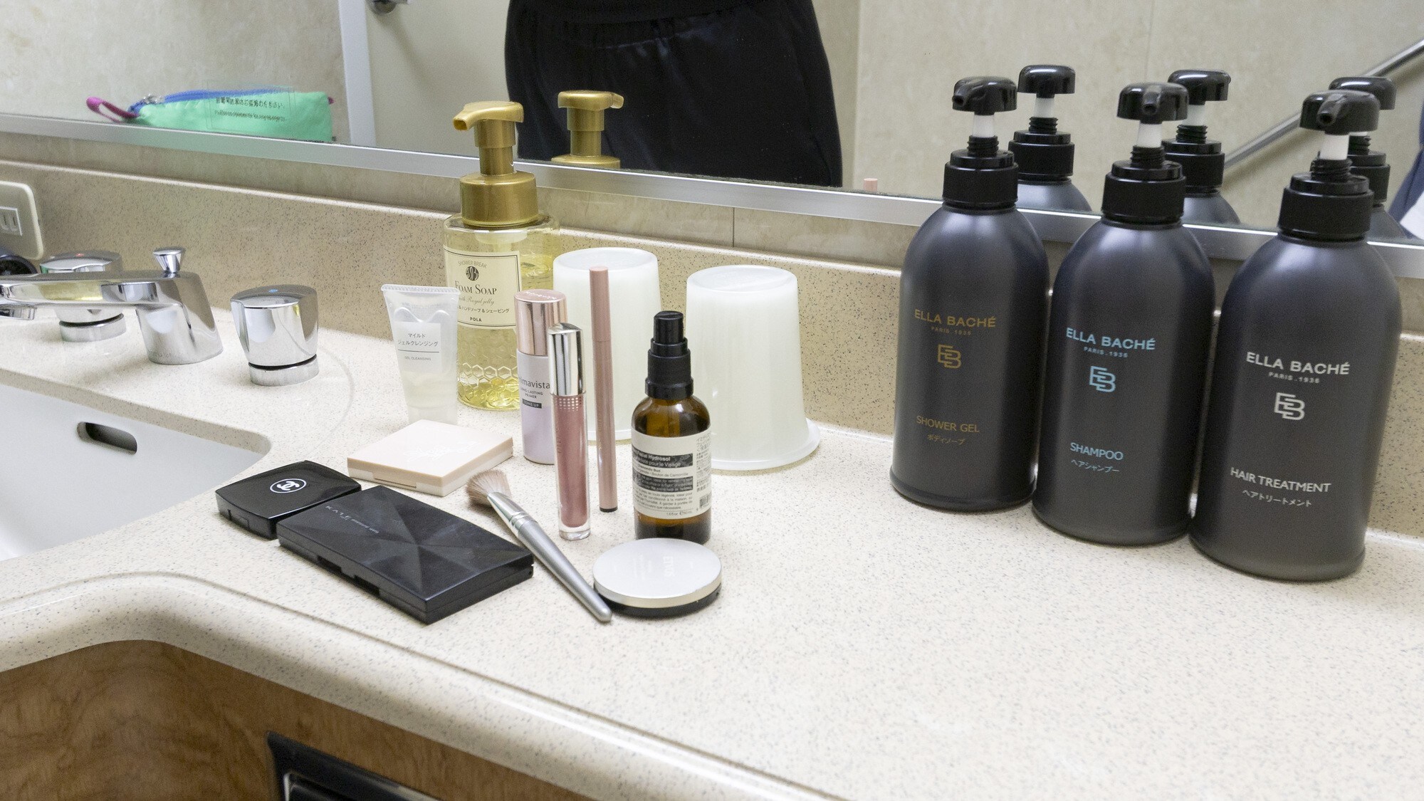 넓은 화장대에서 화장을 할 수 있다.