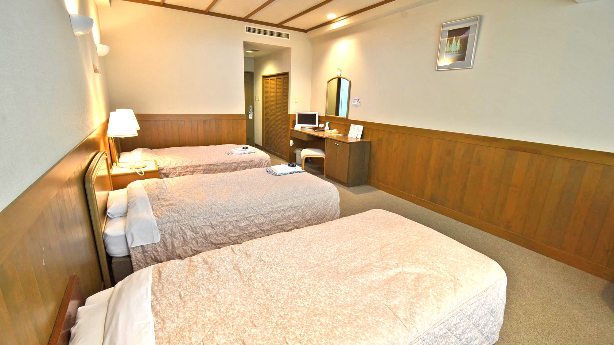 *Example of guest room: This is the triple room that YOU was surprised to find for one person in the TV show "Why Did You Come to Japan?"