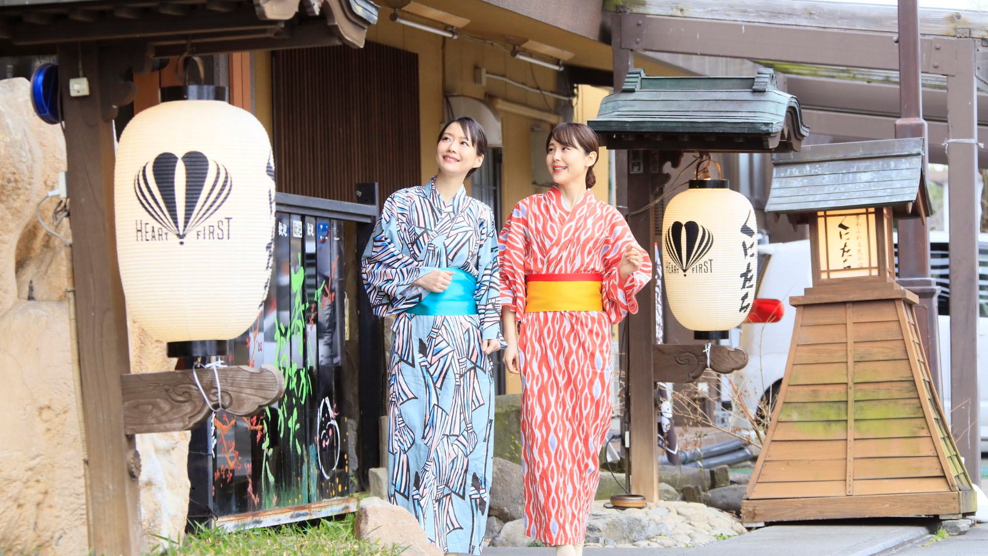 Wearing a colored yukata and taking a leisurely stroll around the area is also recommended.