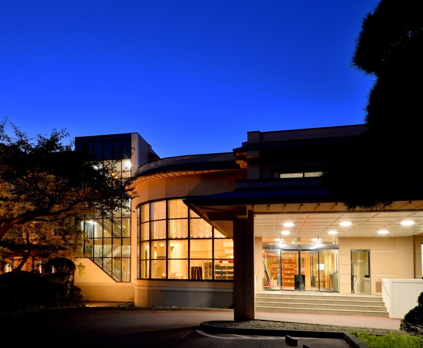 施設外観（薄暮外観）