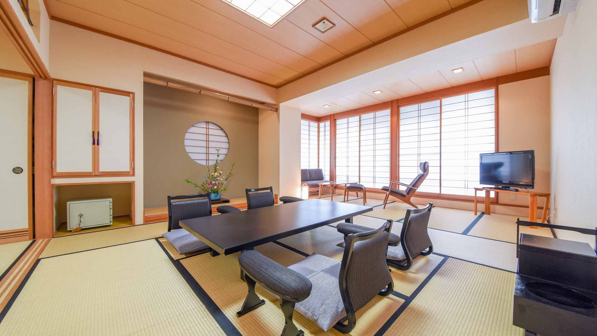 * [Guest room / Japanese-style room 13 tatami mats + 8 tatami mats (Room 101)] Accommodates up to 10 people. As it is a first floor guest room, it is convenient to move from the entrance.