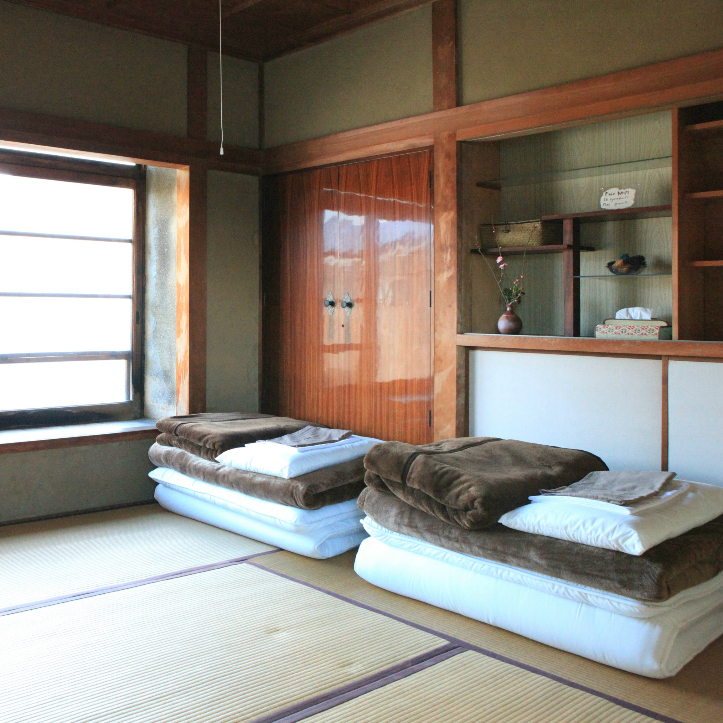 Private room for 2 people. There is also a closet.