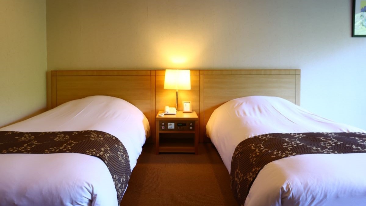 [Spacious Western-style twin room] The equipped twin bed is tall and popular with people of all ages.
