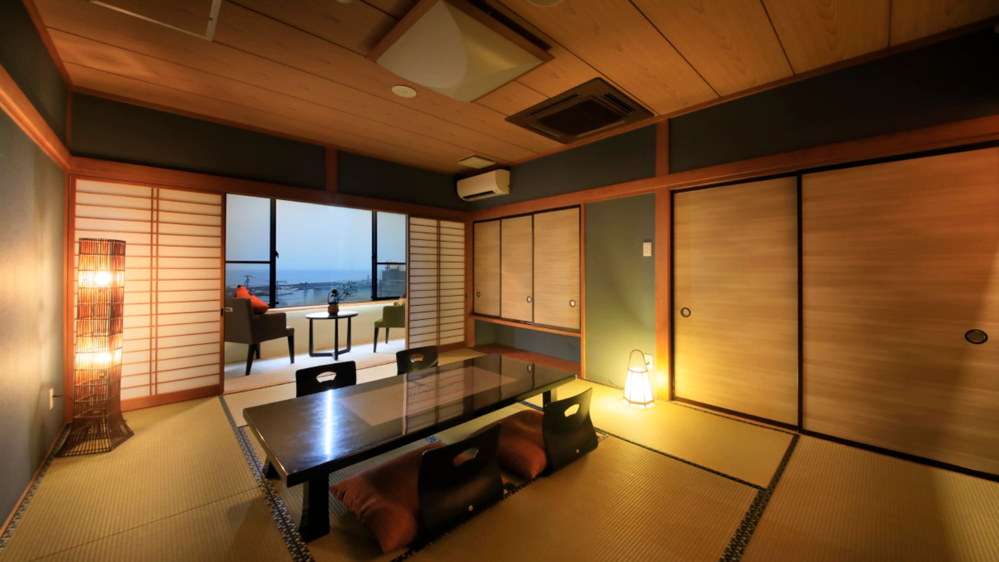 [Japanese-style room with open-air bath] Relaxing Japanese-style room
