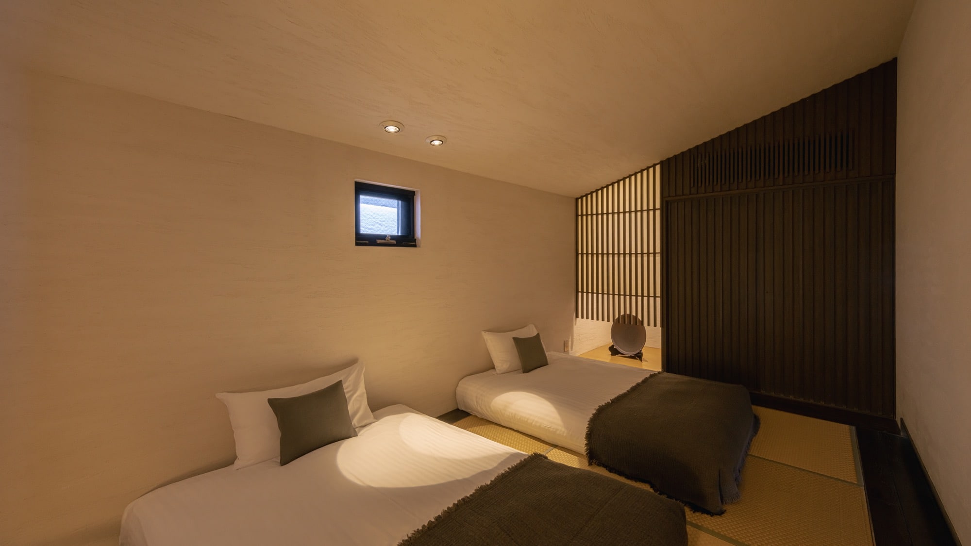 Suite pemandian air panas semi-terbuka dengan 4 tempat tidur