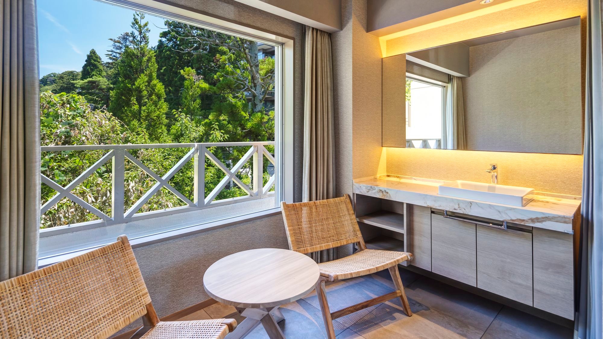 Renovated in August 2025! [Free-flowing golden spring water] Premium Japanese-Western room (corner view)