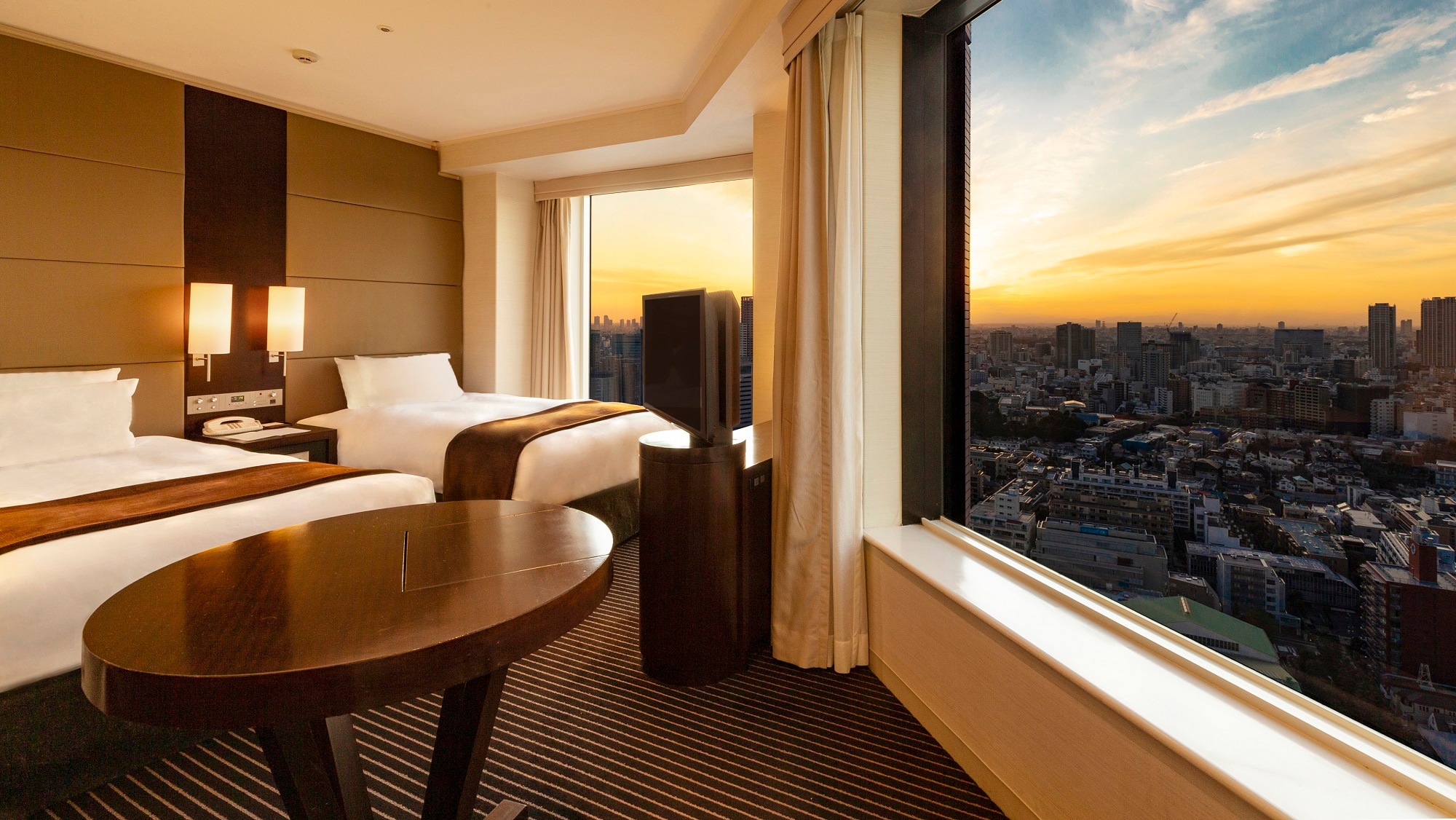 Main Tower Corner Twin (Premier Floors 35-37)