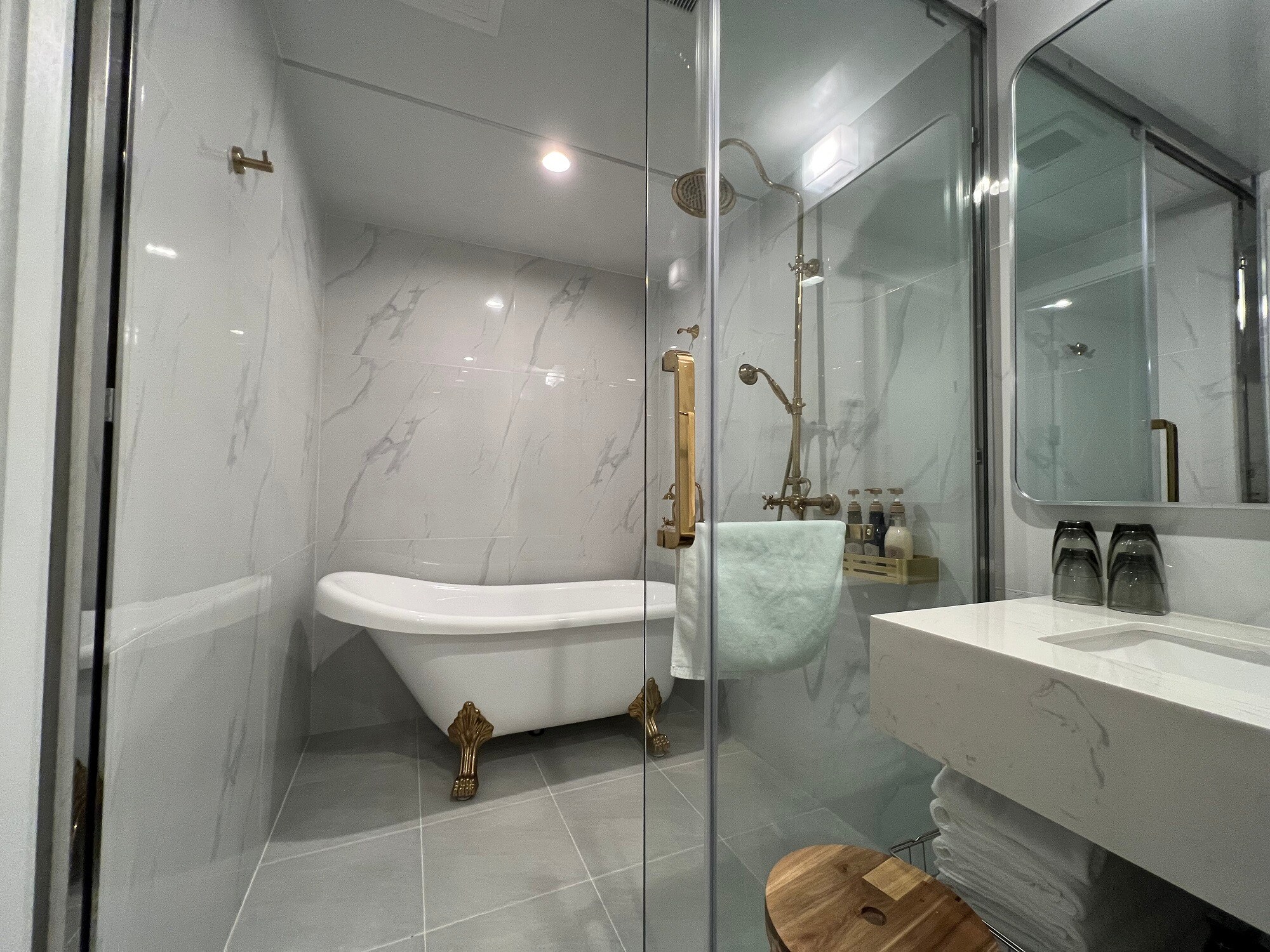 All rooms are equipped with simple, open bathrooms and toilets with washlets.