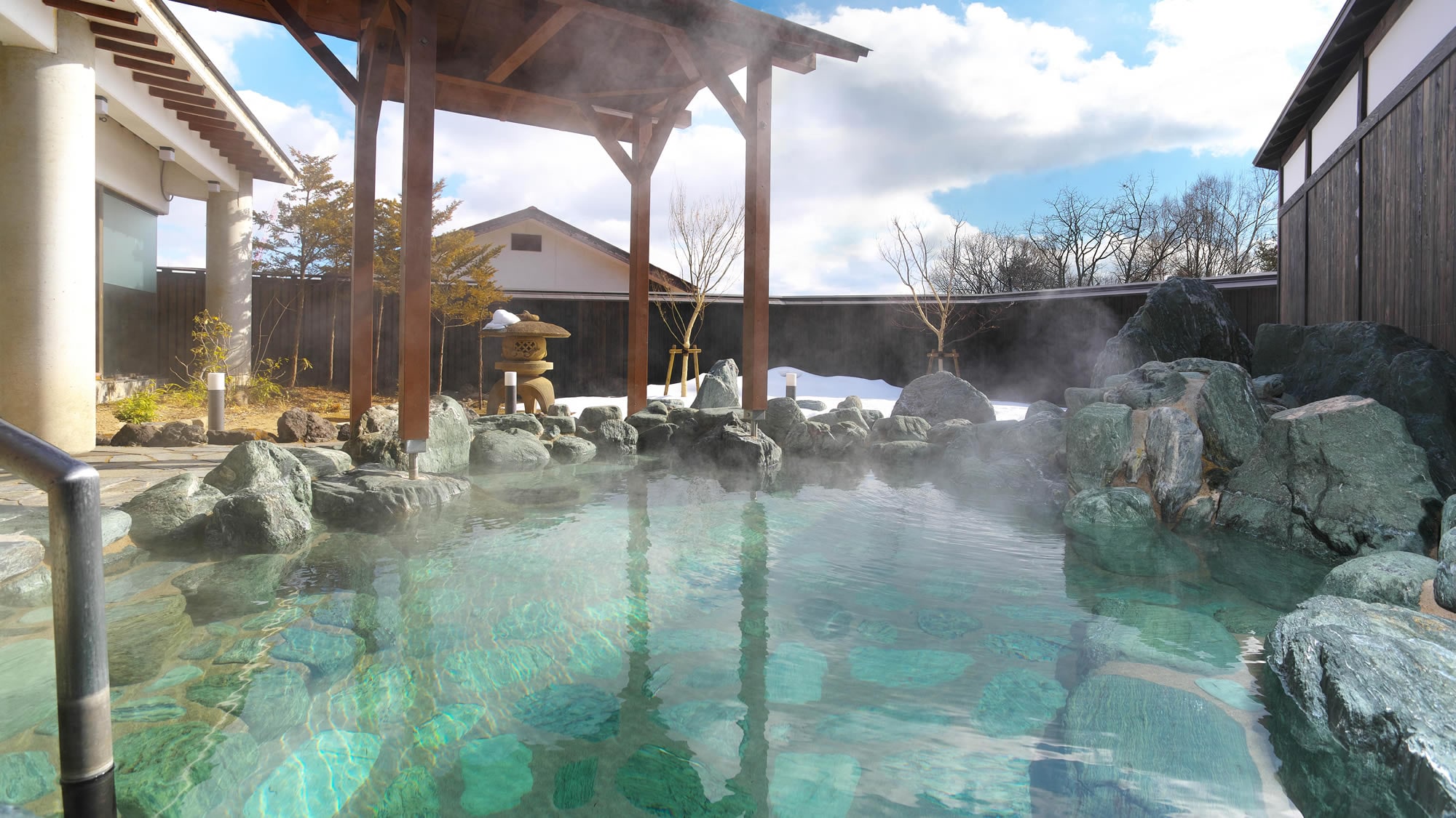 [Sachi-no-yu (men's bath) open-air bath] Please enjoy the open-air bath at the right temperature without adding water.