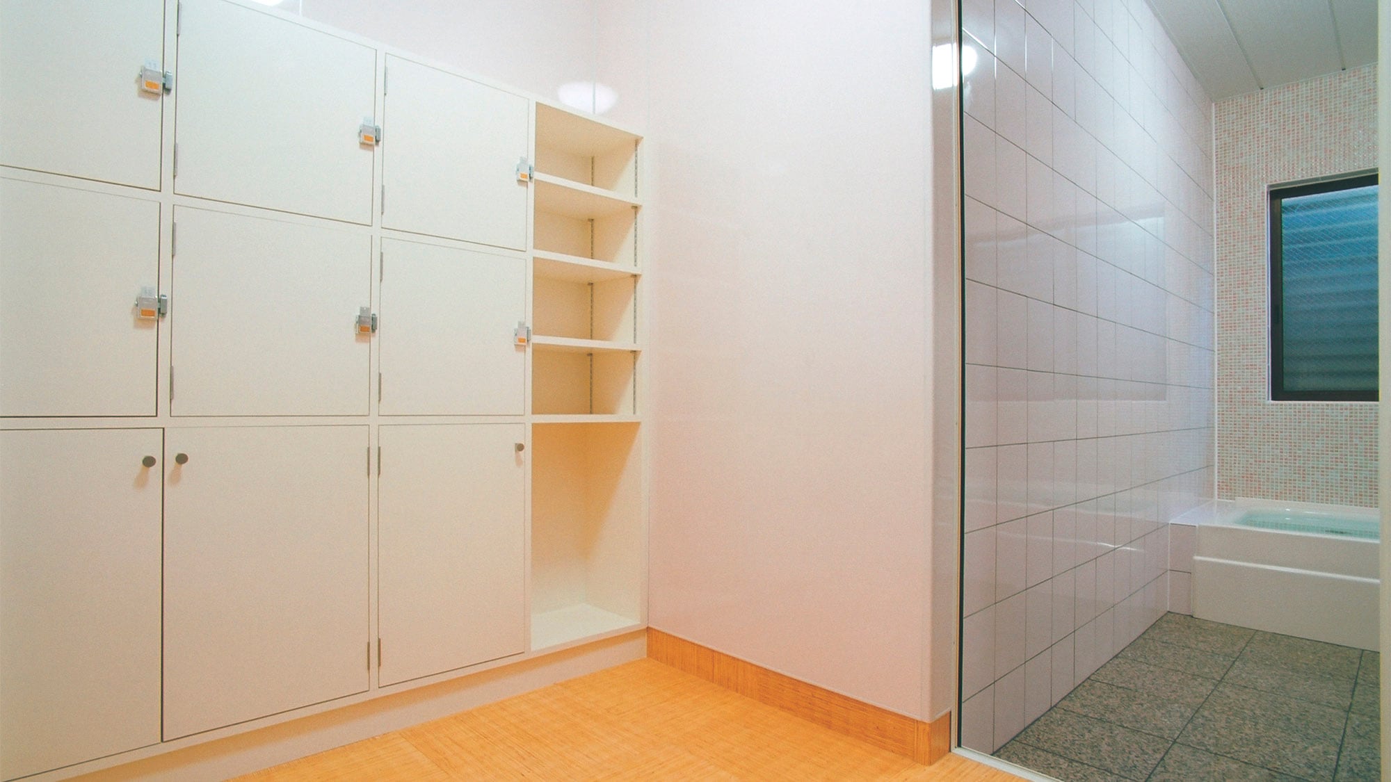 ・ ห้องอาบน้ำรวม / ห้องแต่งตัวกว้างขวางและสะอาด