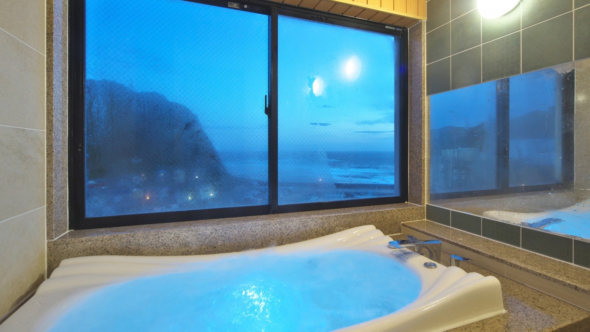 [Kichitei] Excellent view, top floor guest room "Kozuki" <Ocean view> You can overlook the Pacific Ocean from the jet bath tub.