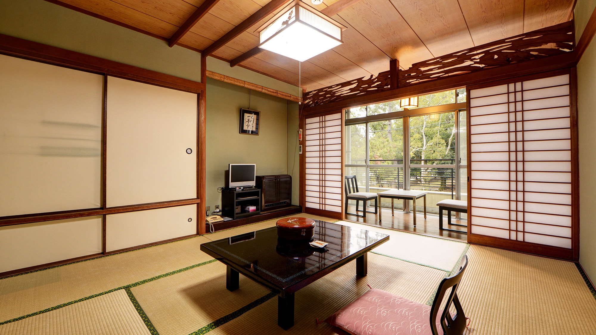 *[Japanese-style room overlooking the five-story pagoda (example)] A delightful room where you can see the five-story pagoda of Kofuku-ji Temple from the window.