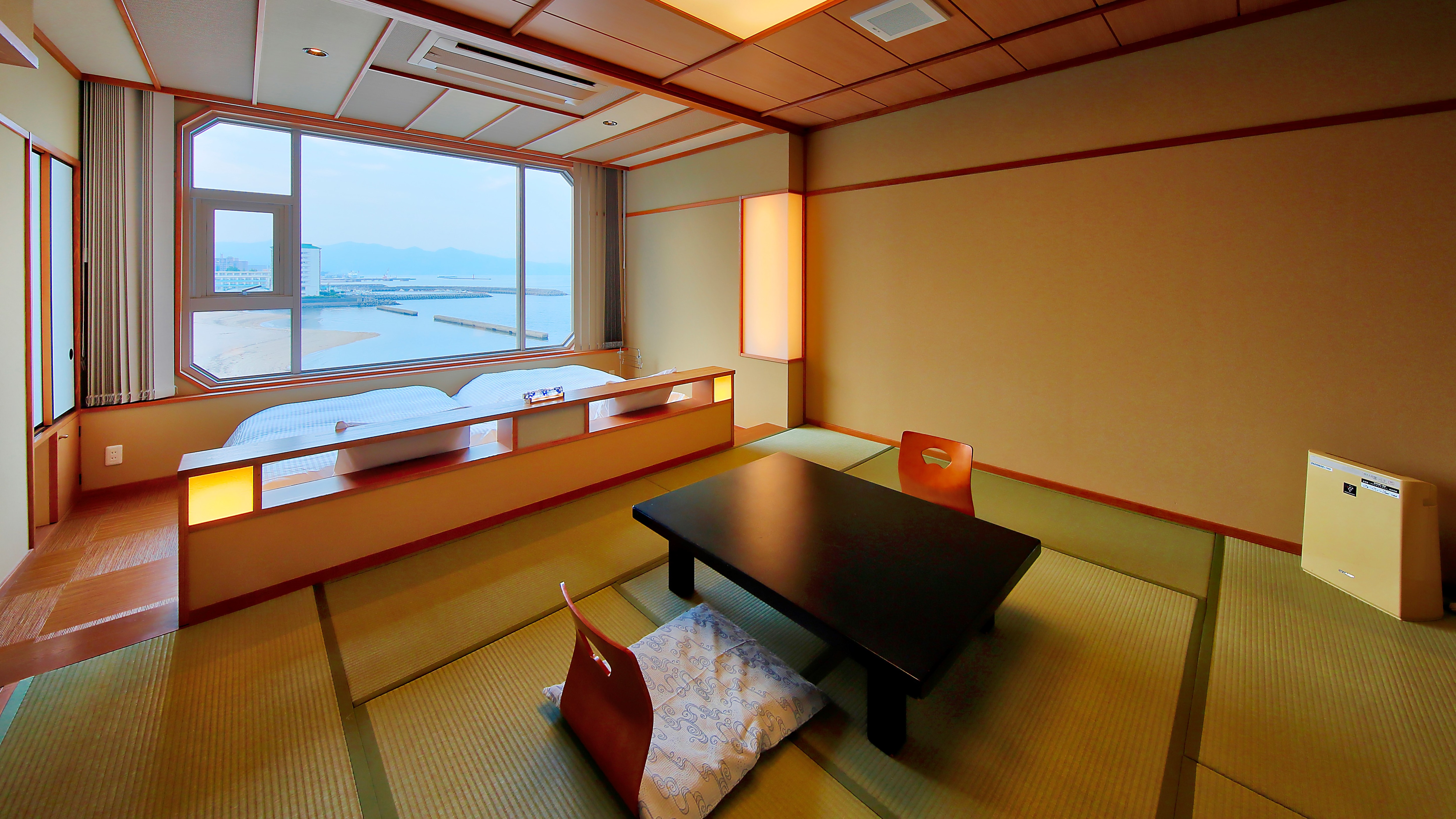 [Japanese-Western style room] Japanese-style room (8 tatami mats) + twin + shower R (sea side)