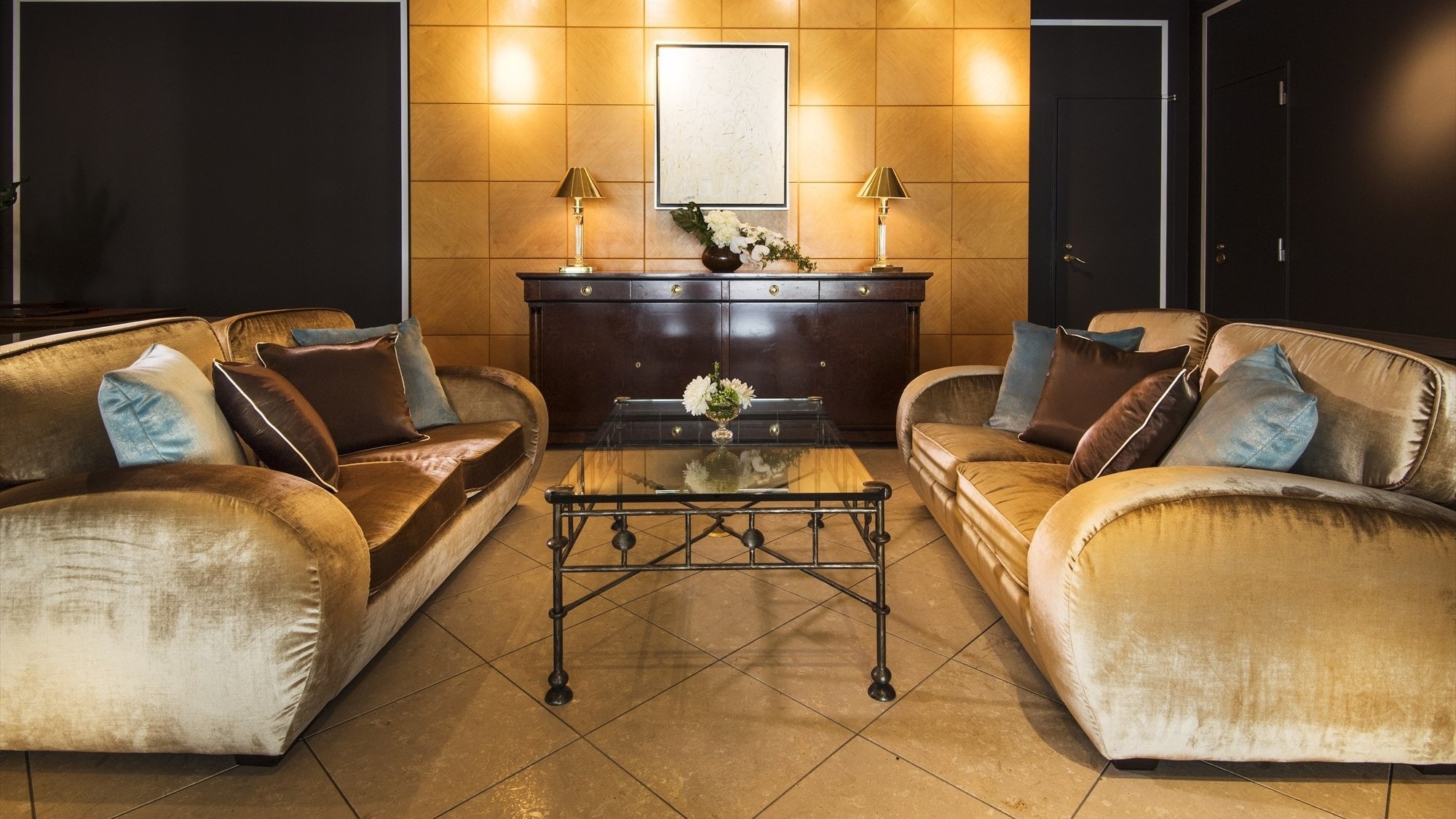◆Lobby | The lobby is a space where you can enjoy all five senses with flowers that change every week to match the season, as well as music and aromas.