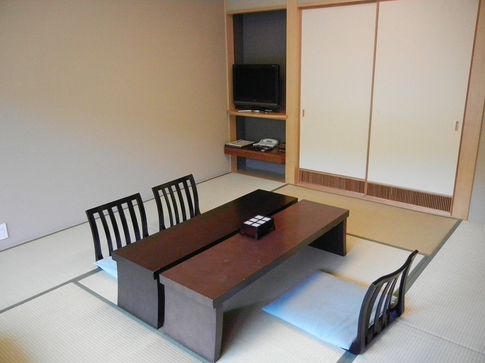 Phòng kiểu Nhật (8 chiếu tatami) có ban công, không hút thuốc