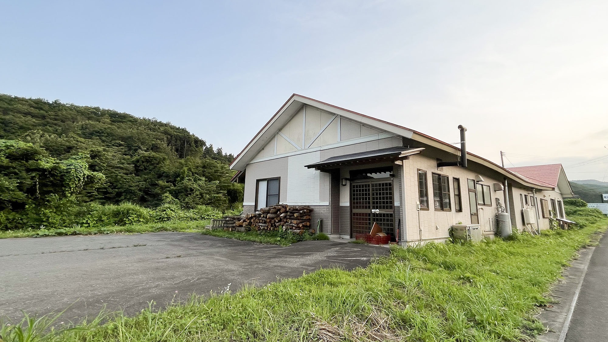 ・[Exterior] As it is a single-story building, even small children and the elderly can stay here safely. ・It is located along the road and has good access.