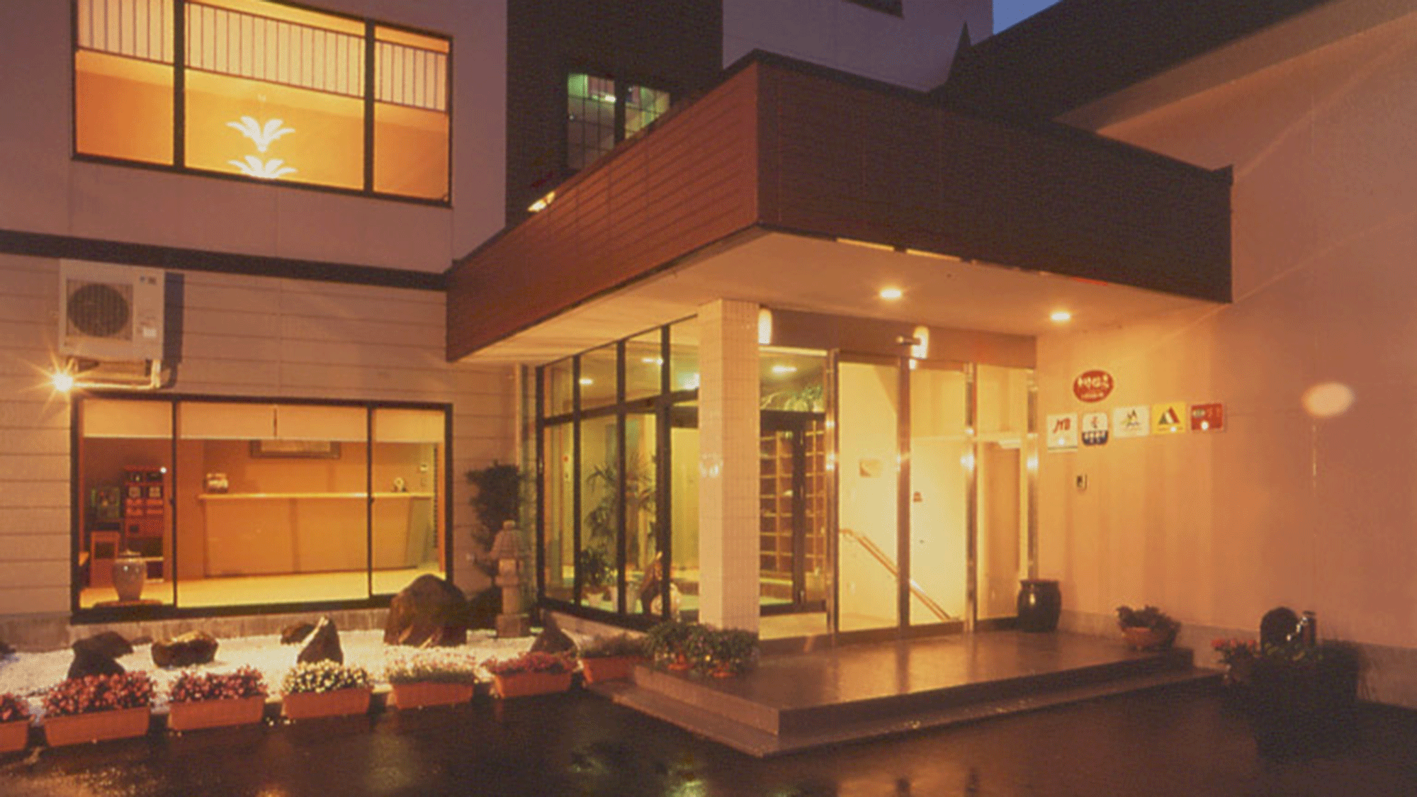 *Exterior: At night, there are no lights around and the stars are very beautiful. You can also go for a night hike by snow light or moonlight.