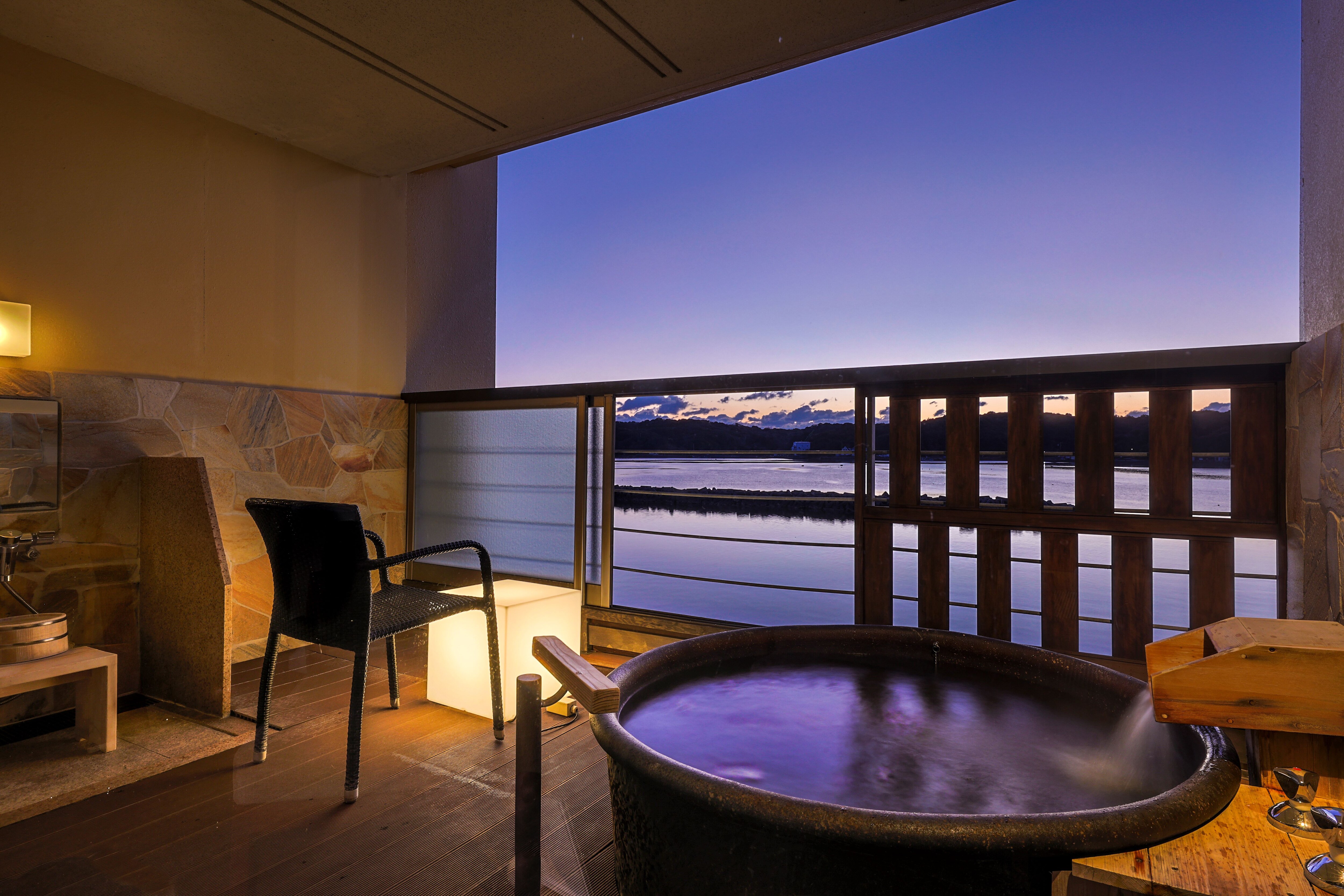 Guest room open-air bath