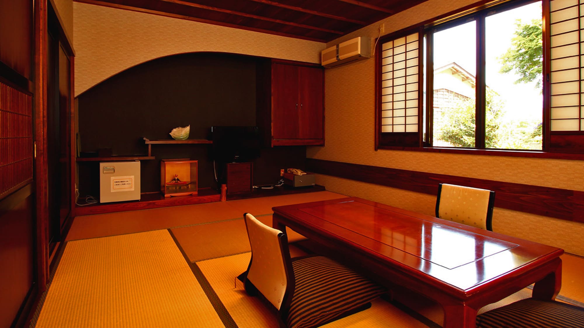 ■ [Guest room example: Iris Room (10 tatami mats)] Please relax in a spacious Japanese-style room.