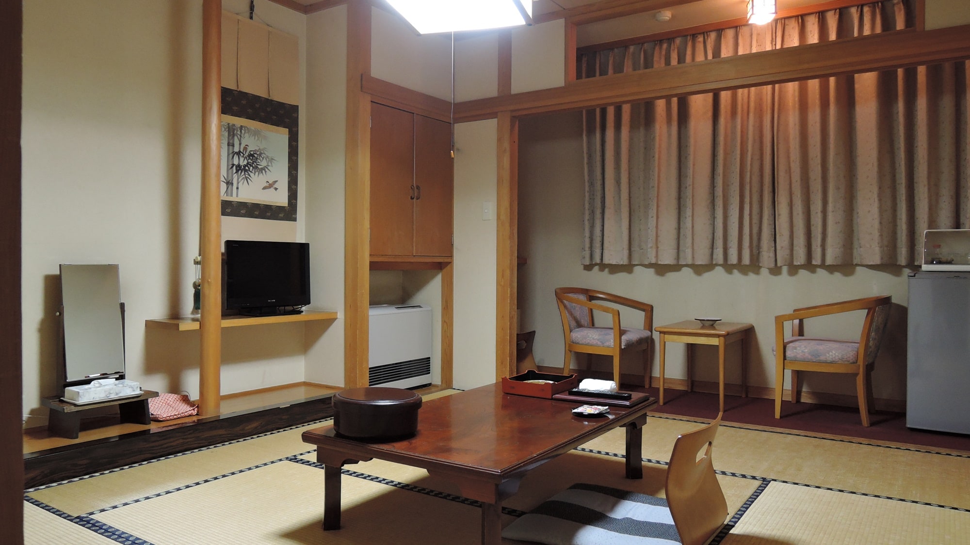 *Example of a guest room/A relaxing and calming Japanese-style room. Stretch your legs out on the tatami mats and relax.