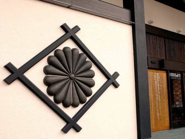 [Exterior] At the entrance is the 16 chrysanthemums, which is the family crest of the founding family.