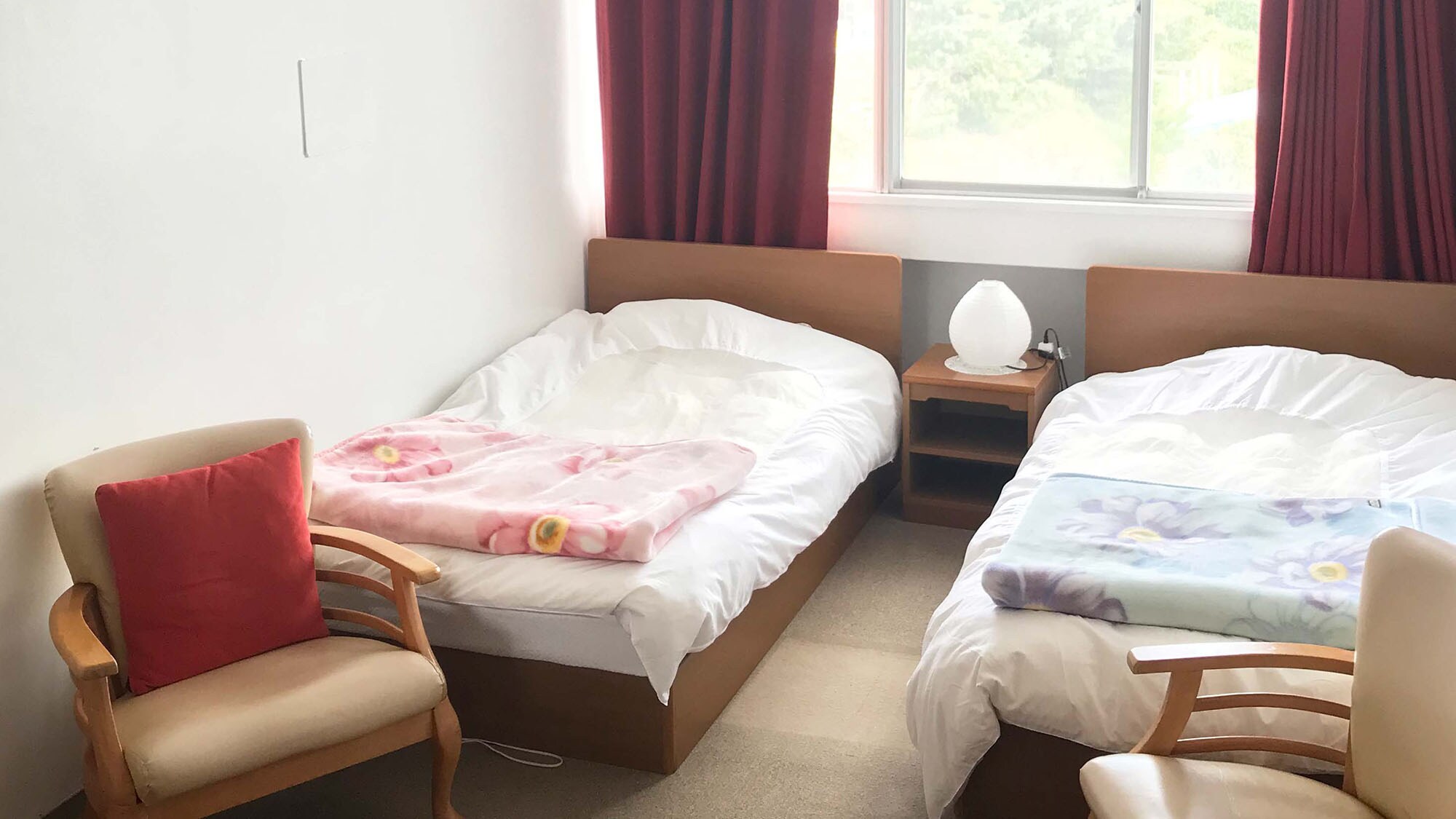 ・ [Twin room example] A room where sunlight shines through a large window