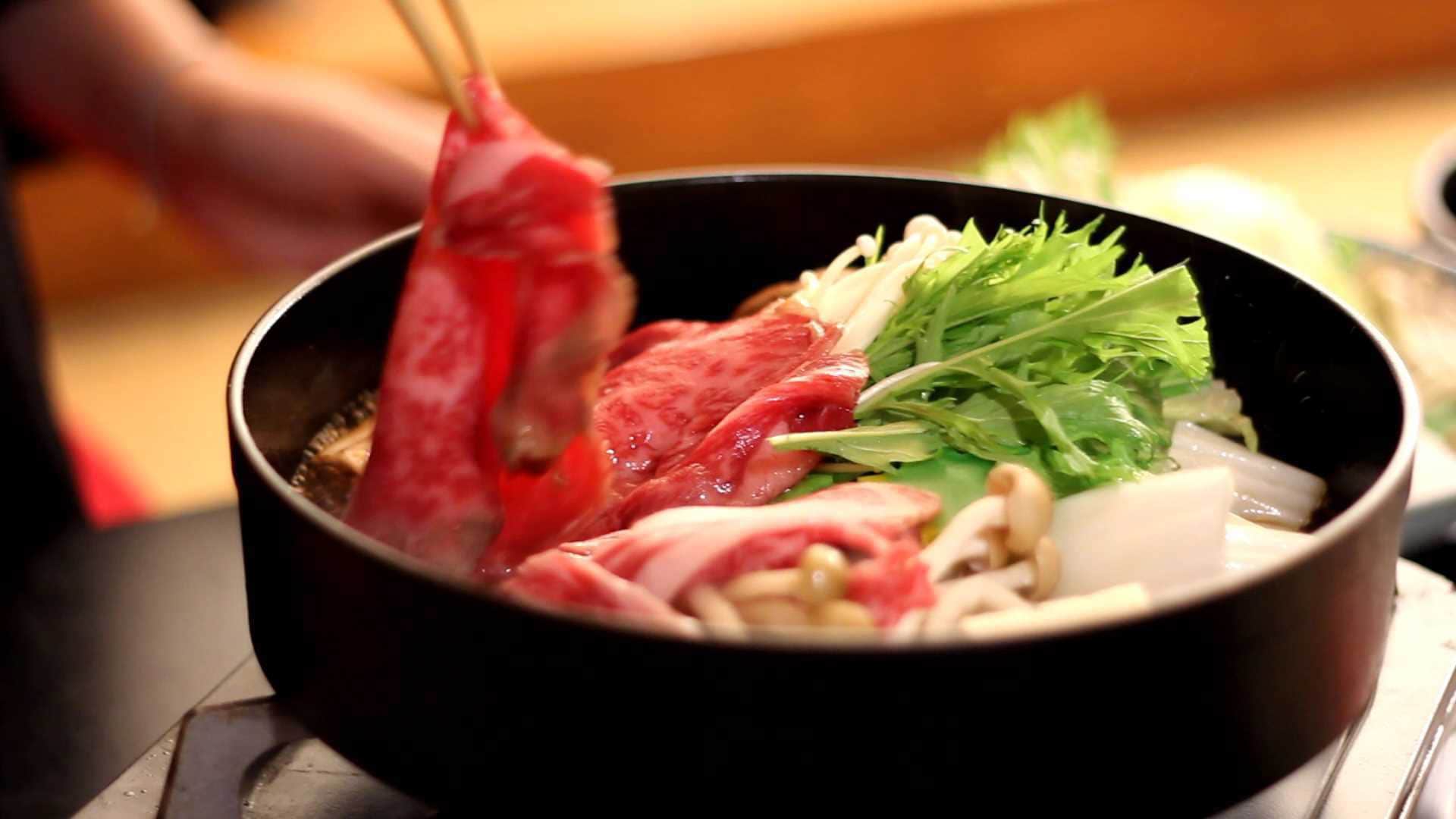 【上州牛すき焼き御膳】おいしい匂いと焼ける音