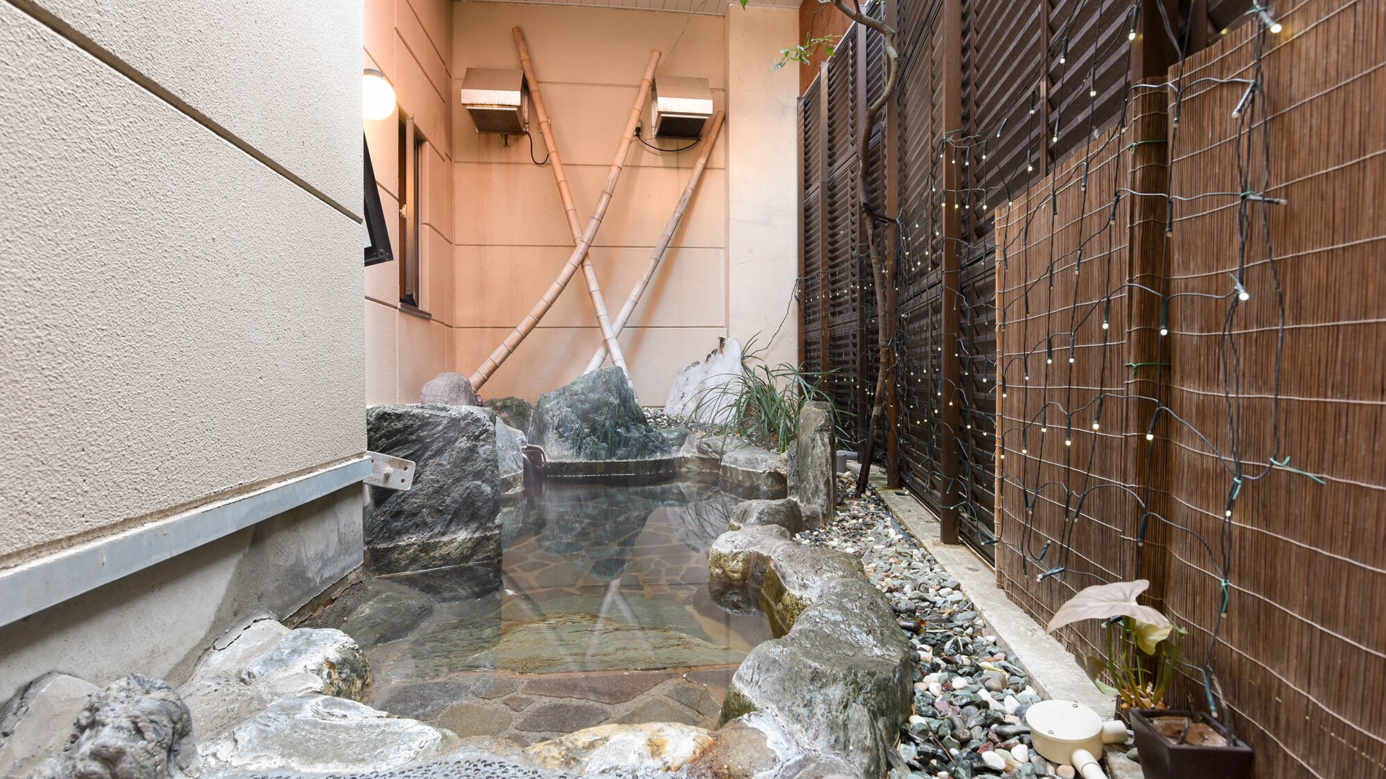 *[Open-air bath/women's bath] This is a small open-air bath with a capacity of about 4 people.