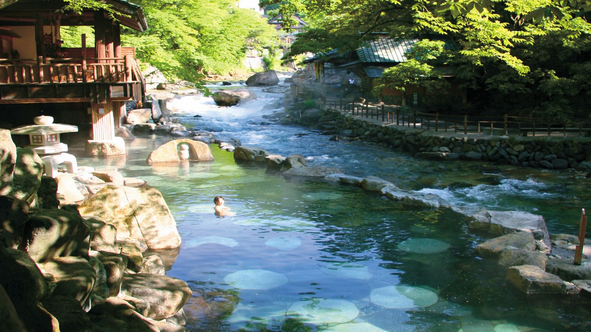 「兒童湯」混浴，200張榻榻米/超大露天浴池！ 200張榻榻米的面積非常令人印象深刻。
