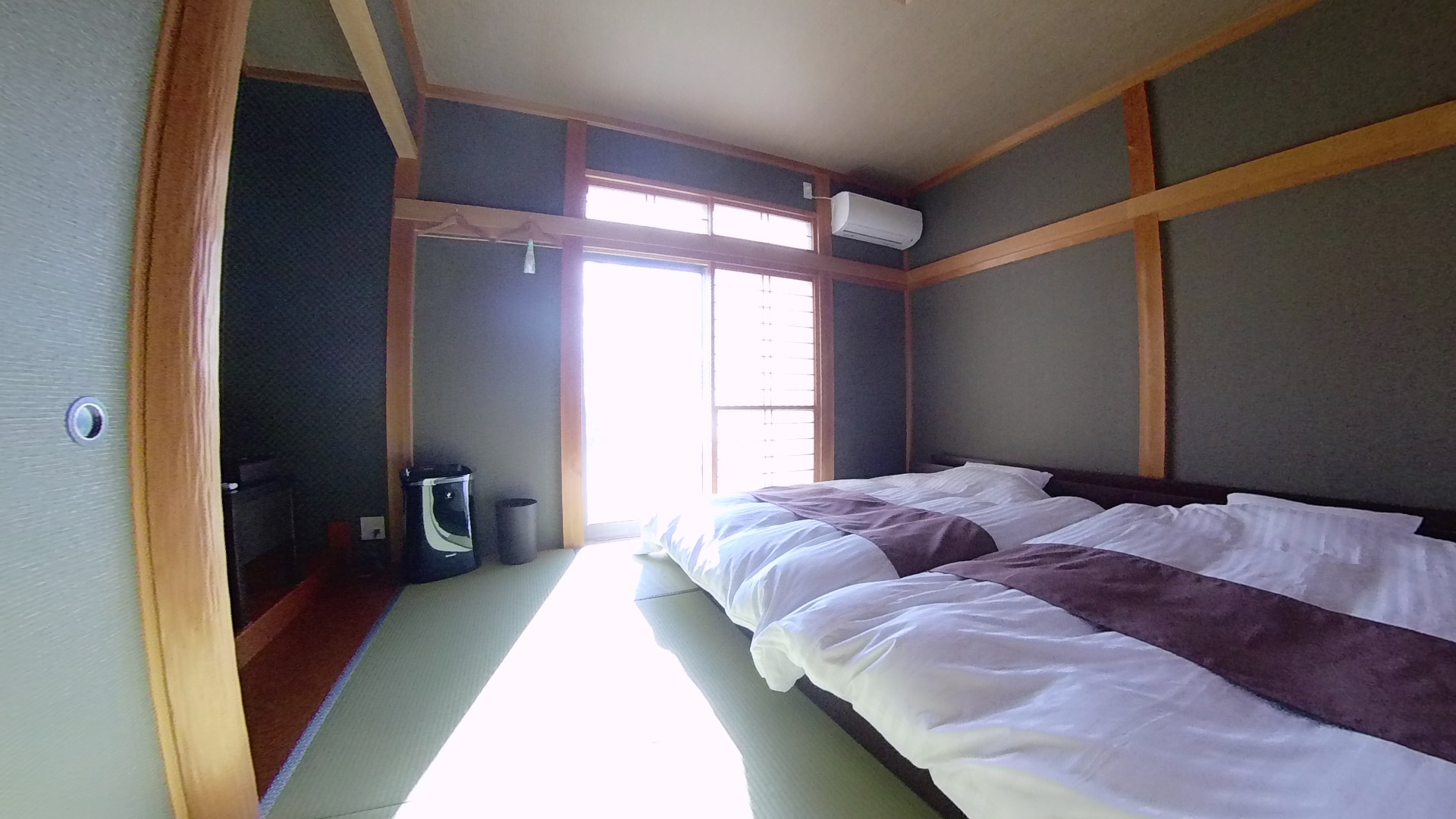 Japanese-style room (low bed double & times; 2)
