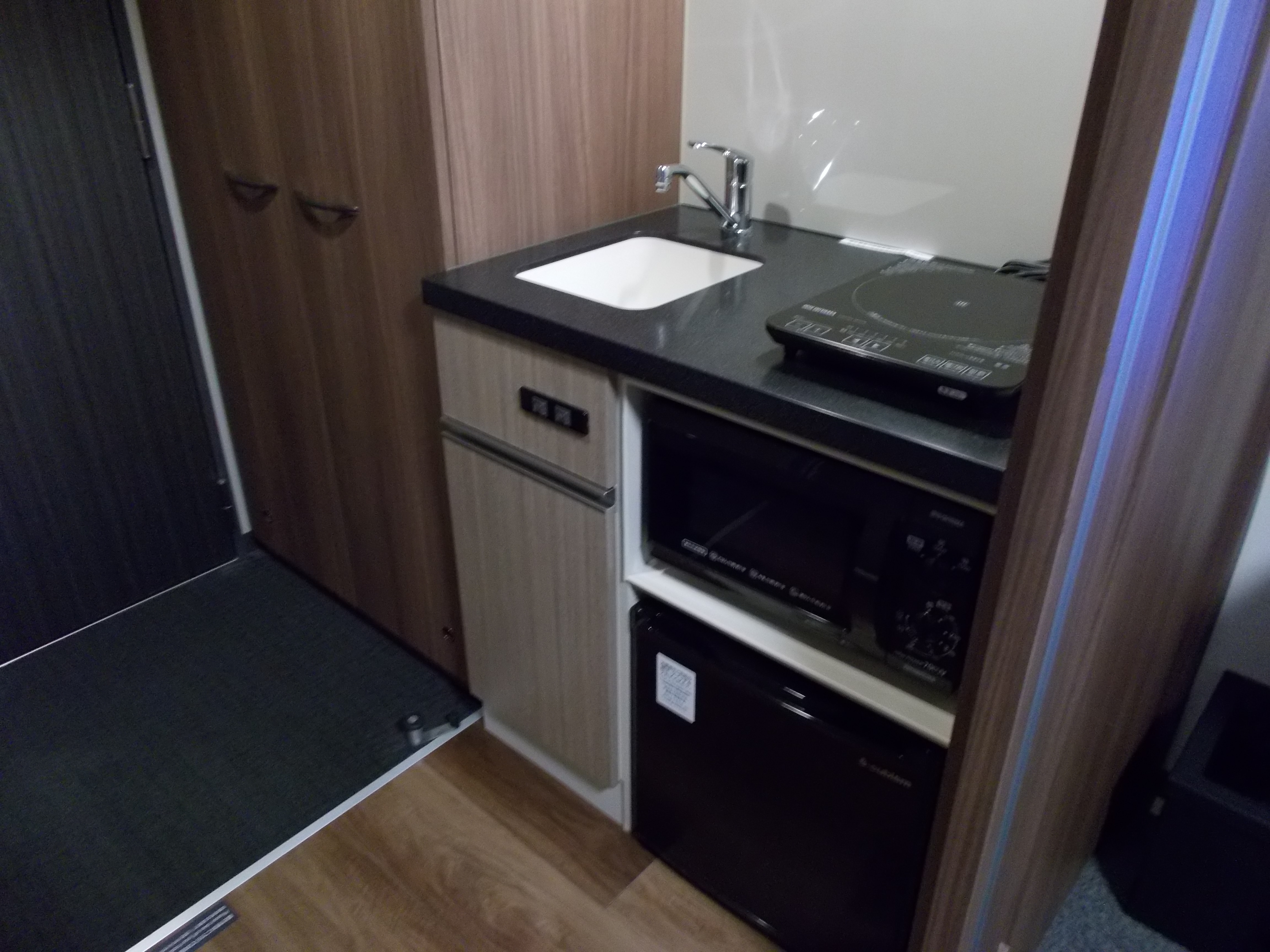 Long-stay single room limited kitchenette closet
