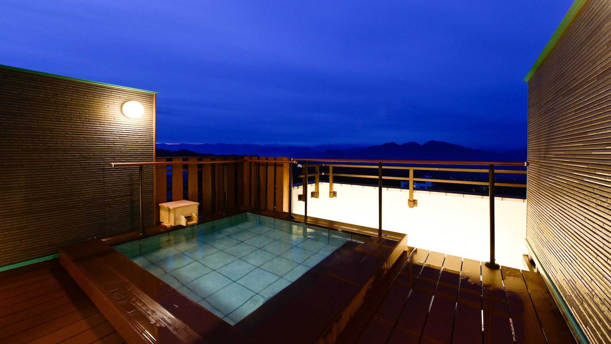 The open-air night bath with a view of the stars "Ukigumo" offers a magnificent view of the Joshu mountain range.