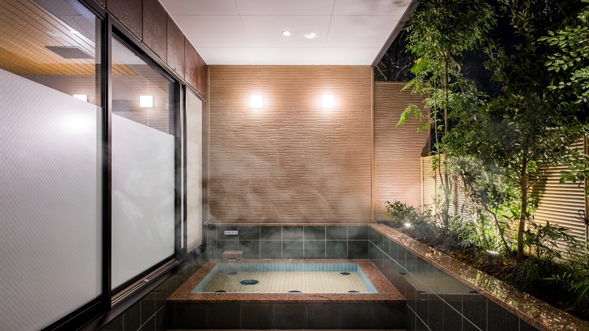 ◆ Large communal bath ◆ Open-air bath Men's bath